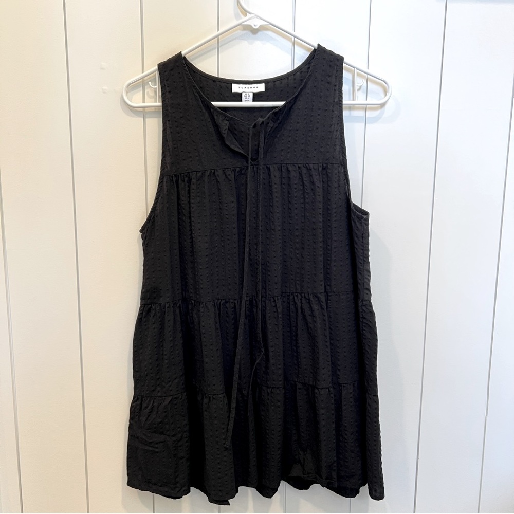 BLACK SLEEVELESS RUFFLED TOP